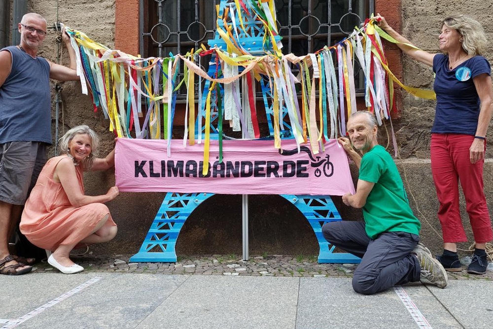 Klimaband-Aktion vor der Nikolaikirche. Foto: LZ