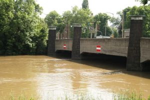 Die Klingerbrücke während des Hochwassers 2013. Foto: Ralf Julke