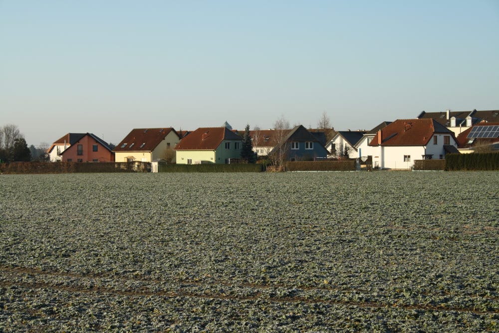 Auch vom Lärm auf der Porsche-Teststrecke geplagt: Lindenthal. Foto: Ralf Julke