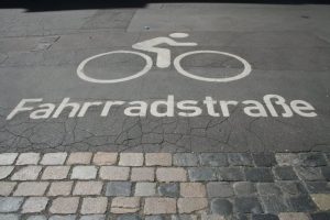 Piktogramm Fahrradstraße in der Härtelstraße. Foto: Ralf Julke