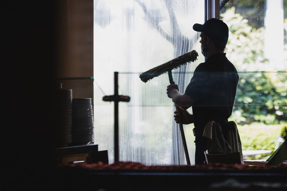 Nicht nur in der Gebäudereinigung sind Minijobs und gering bezahlte Beschäftigungen in Leipzig und Sachsen besonders stark verbreitet – und werden für die Betroffenen zu Armutsfalle, inklusive höhere Sterberaten an Covid19. Foto: IG BAU