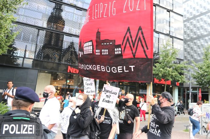 "Irgendwas mit Kindern": Die Satire am Rand mit Hinweis auf die Benutzung von Kindern für die "Querdenker"-Propaganda. Foto: LZ