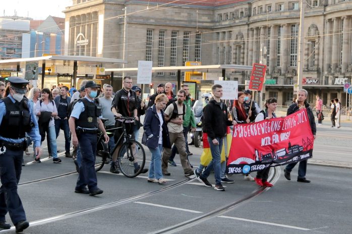 Die "Bürgerbewegung" - seit Monaten mit Rechtsextremen zusammen unterwegs. Foto: LZ