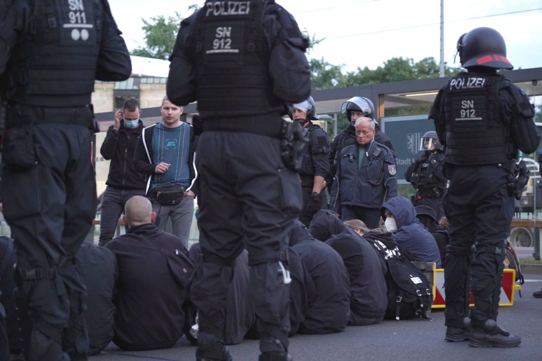 Sitzblockade gegen rechte Verschwörungsmythen. Foto: LZ