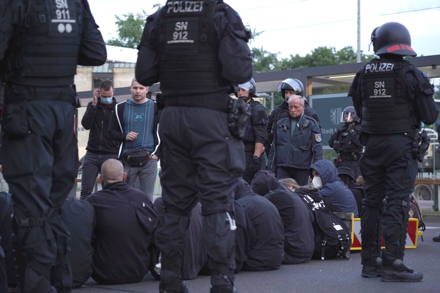 Immer wieder montags: „Bürgerbewegung Leipzig" und Sitzblockaden auf dem Ring + Video & Bildergalerien – Nachrichten aus Leipzig - Vimarsana News
