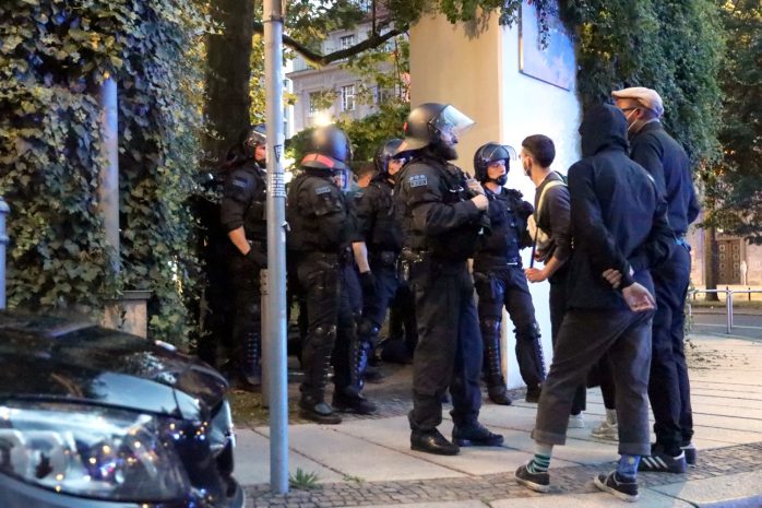 Bei einer Ingewahrsamnahme soll es zu wenigstens zwei Fußtritten gegen einen Mann gekommen sein. Die Debatten danach. Foto: LZ