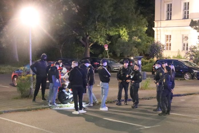 Nach einem Pfeffersprayeinsatz am Parkplatz des Naturkundemuseums musste ein Gegendemonstrant ärztlich versorgt werden. Foto: LZ