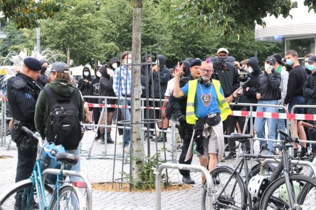 Ein "alternativer Medienmacher" und "Gelbwestenträger" provozierte gleich zu Beginn den Gegenprotest und wurde von der Polizei beiseite gebeten. Foto: LZ