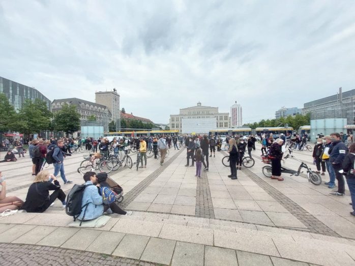 Der Augustusplatz kurz vor dem Beginn der Mahnwache gegen 18 Uhr. Foto: LZ