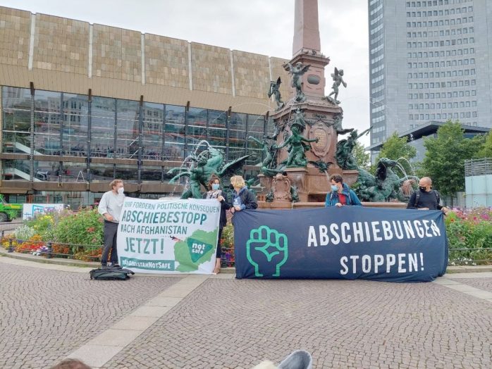 Noch vor wenigen Tagen gab es sogar noch Debatten um Abschiebungen nach Afghanistan. Heute auf der Mahnwache. Foto: LZ