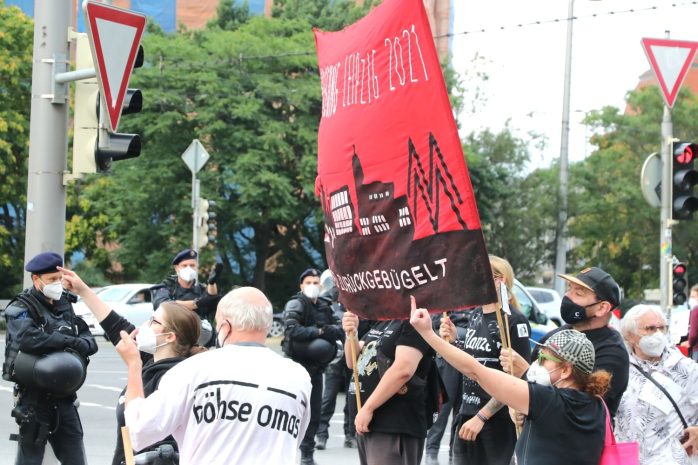 Der Gegenprotest "spiegelte" die flachen Parolen der "Bügelbewegung". Foto: LZ