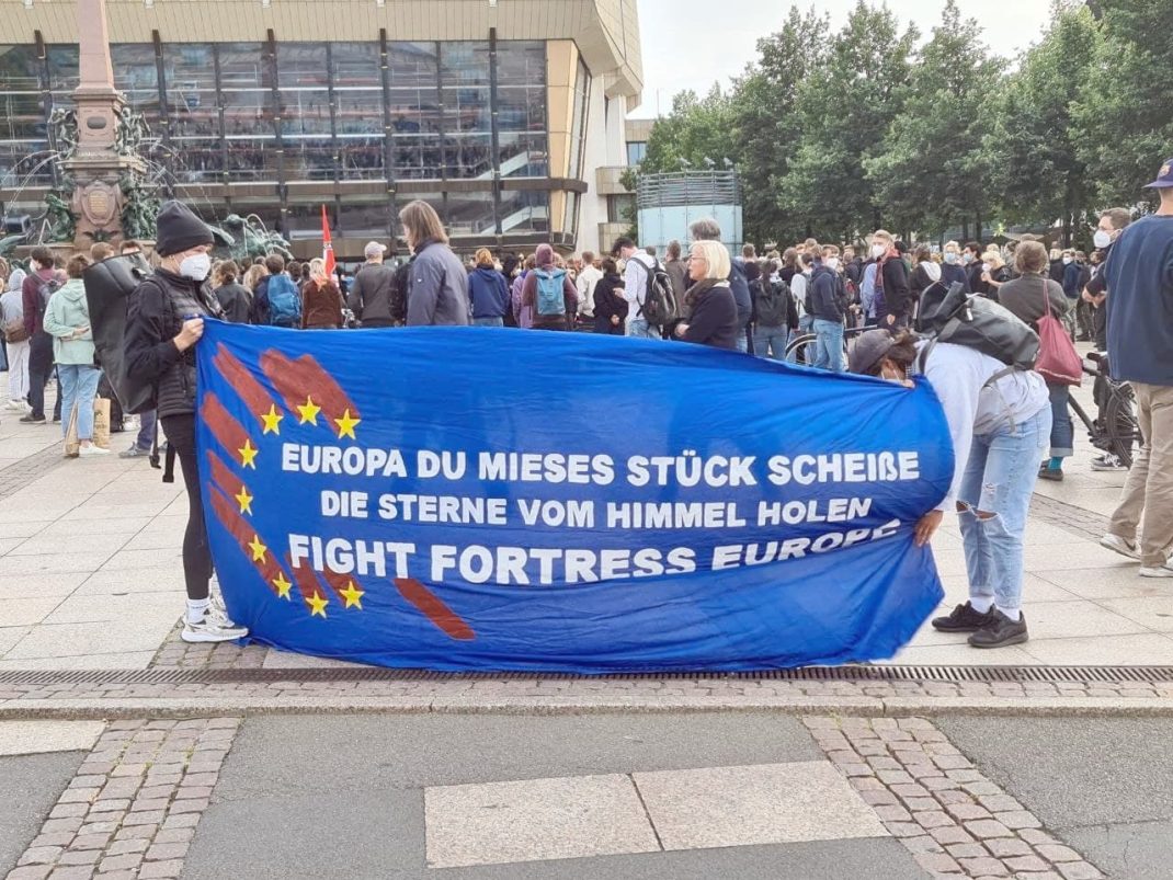 Zu einer spontanen Mahnwache für Afghanistan fanden sich heute in der Spitze bis zu 500 Menschen auf dem Augustusplatz ein. Foto: LZ