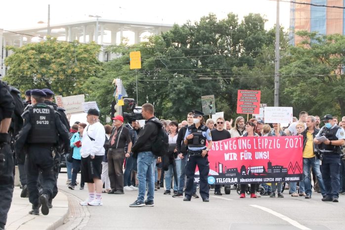 Immer mit dabei: eigene "alternative Medienmacher" mit Handy und Youtube-Kanal. Foto: LZ