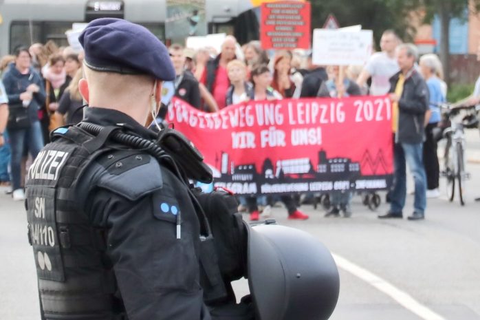 "Wir für uns": Was der Beamte wohl dabei denkt? Foto: LZ