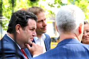 Bundesarbeitsminister Hubertus Heil (SPD) und Holger Mann (SPD, MdL) im Gespräch mit Gewerkschafterinnen am 7. August 2021 am Leipziger Volkshaus. Foto: LZ