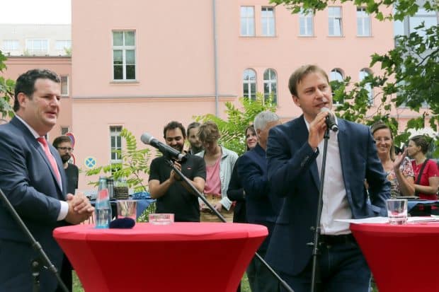 Ein ganzer Morgen Argumente für die SPD: Hubertus Heil und Holger Mann warben für die Wahl am 26. September 2021. Foto: LZ