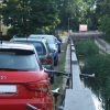 Wo ein Fußweg am Elstermühlgraben sein sollte, stehen lauter geparkte Autos. Foto: Ralf Julke