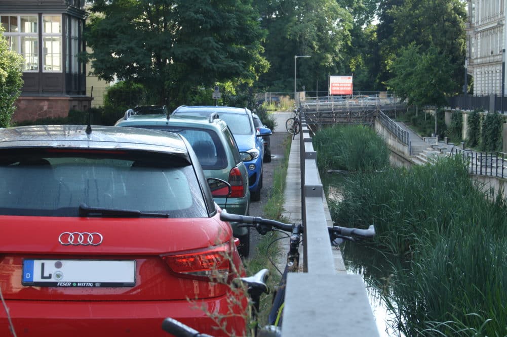 Wo ein Fußweg am Elstermühlgraben sein sollte, stehen lauter geparkte Autos. Foto: Ralf Julke