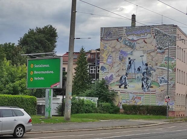 Grüner Stil, doch nicht von den Grünen: Eines der Plakate an der Georg-Schumann-Straße in Leipzig. Foto: Sebastian Beyer