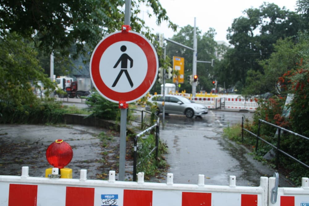 Gewohntes Bild an vielen Baustellen: Kein Durchkommen für Fußgänger. Foto: Ralf Julke
