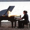 Be-Flügelt mit dem brennenden Piano im November 2020 am Cospudener See. Foto: LZ