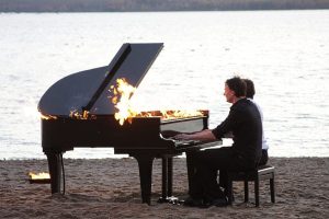 Be-Flügelt mit dem brennenden Piano im November 2020 am Cospudener See. Foto: LZ