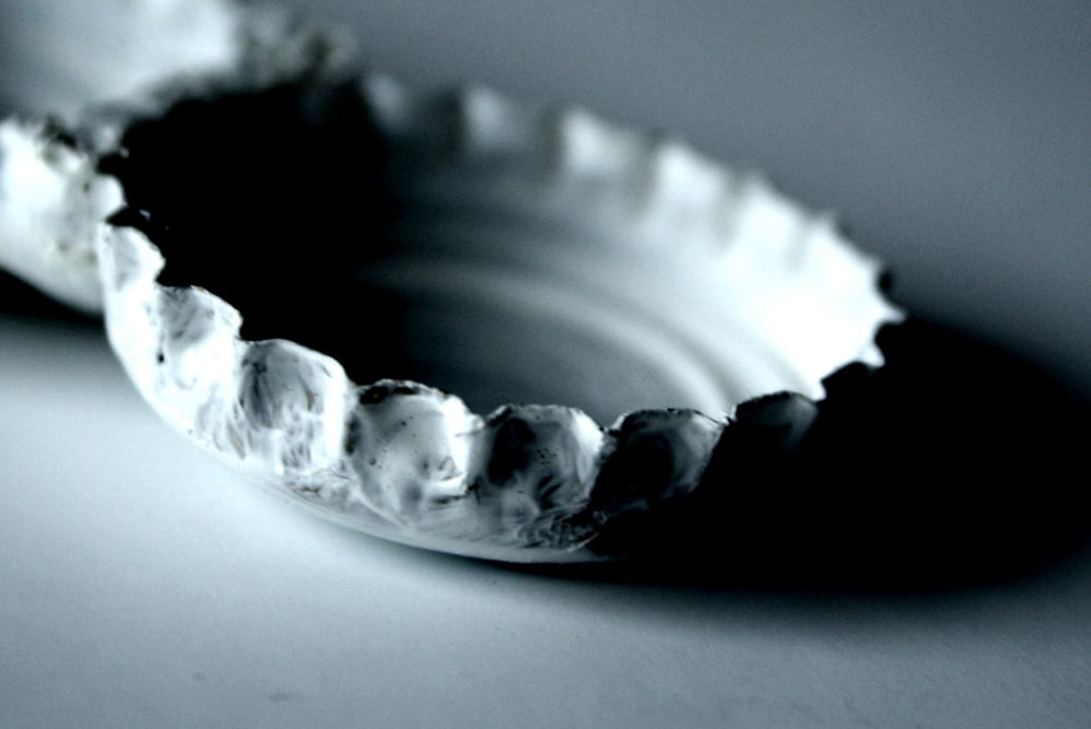 Ein Kronkorken - hier zum Kunstobjekt verwandelt. Foto: Ralf Julke