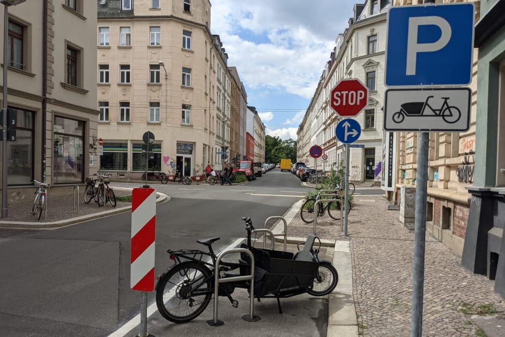 Der erste Lastenradparkplatz in der Erich-Köhn-Straße in Altlindenau. Foto: Stadt Leipzig