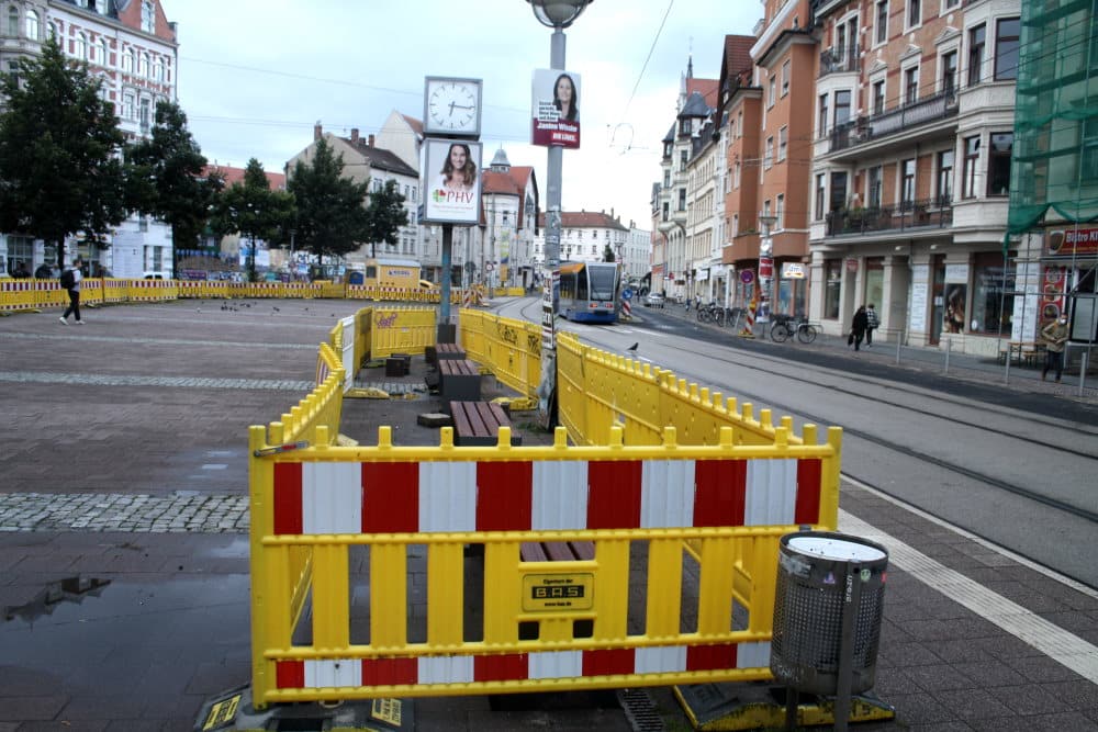 Neue Bänke an neuem Ort auf dem Lindenauer Markt. Foto: Ralf Julke