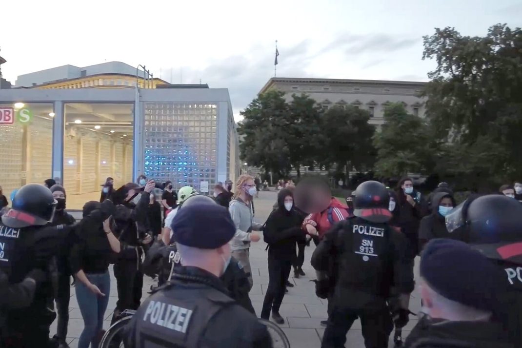 Das Ende eines Übergriffs eines Polizeibeamten am 2. August 2021. Screen Video