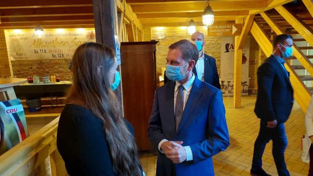 Ministerpräsident Michael Kretschmer im Gespräch Jessica Heller in der "Museumsscheune" vor Beginn der Wahlkampfveranstaltung am 2. September 2021 in Liebertwolkwitz. Foto: LZ