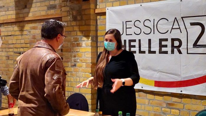Jessica Heller (CDU) am Indoor-Wahlkampfstand mit "Querdenken" & "Bewegung Leipzig"-Versammlungsanmelder Nils Wehner. Foto: LZ