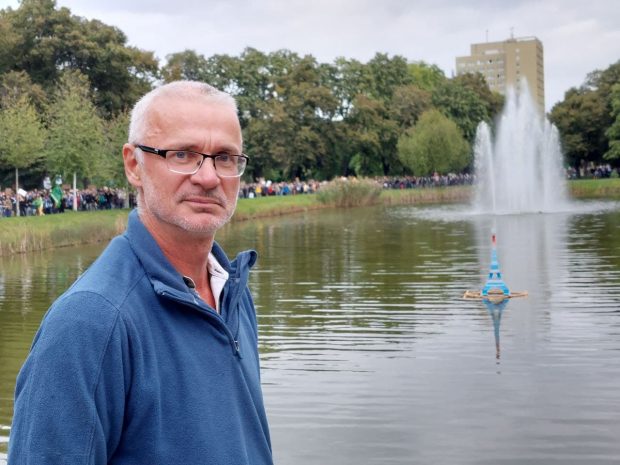 Jörg Schwulst (Parents for Future) und sein weitgereister Eiffelturm. Foto: LZ