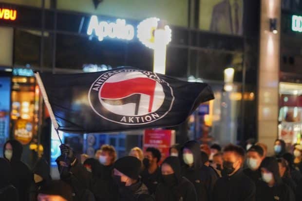 Antifaschisten demonstrieren wegen der AfD-Ergebnisse bei der Bundestagswahl am 27. September 2021 in Sachsen. Foto: LZ