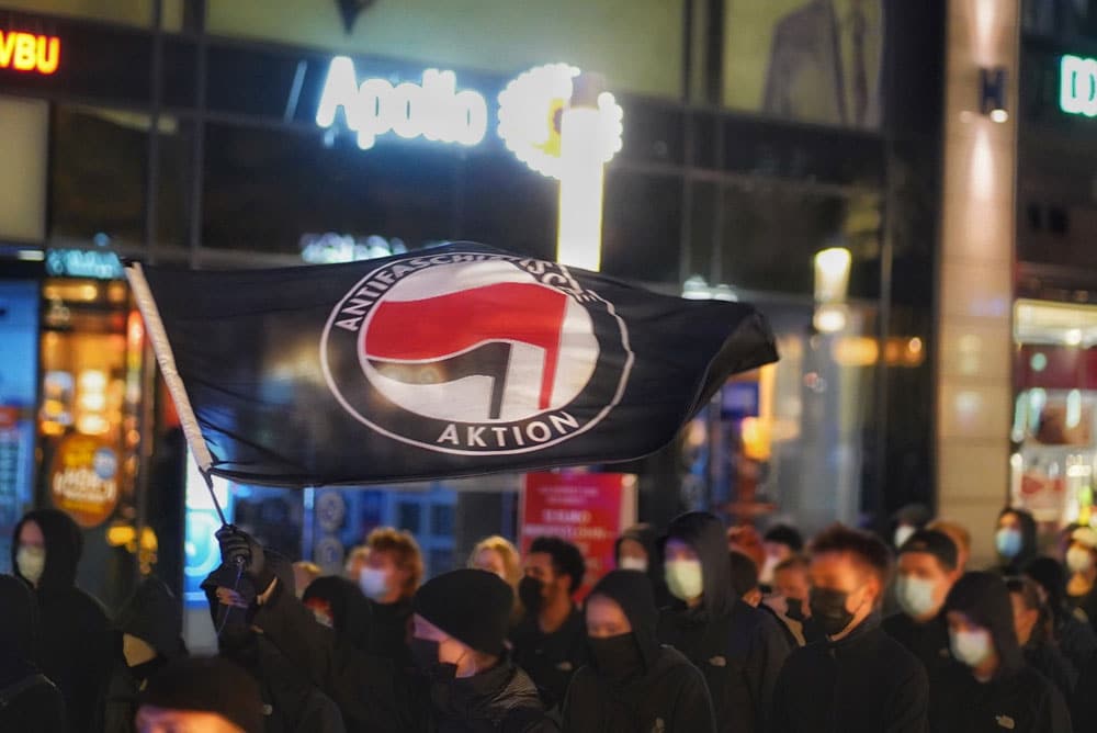 Antifaschisten demonstrieren wegen der AfD-Ergebnisse bei der Bundestagswahl am 27. September 2021 in Sachsen. Foto: LZ