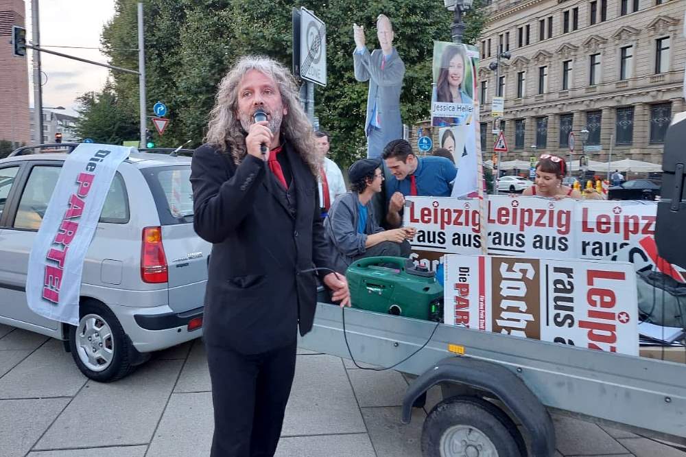 Thomas Kuno Kumbernuß (Die PARTEI Leipzig) mit "Raus aus Sachsen"-Plakaten. Foto: LZ