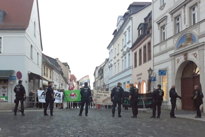 Am Rand des Marktplatzes Grimma: lautstarker Gegenprotest. Foto: LZ