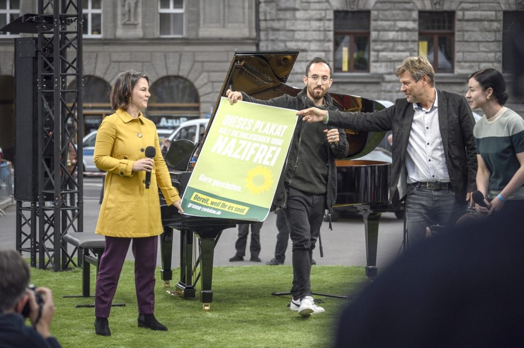 Annalena Baerbock, Igor Levit, Robert Habeck, Paula Piechotta und ein wichtiges Plakat. Foto: Tim Wagner