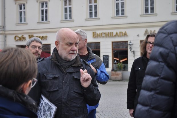 Die Aktionstage zur Zukunft des Matthäikirchhofs mit Heinz-Jürgen Böhme. Foto: Antonia Weber