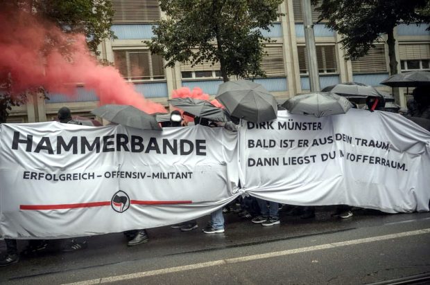 Die Drohung auf dem Demo-Banner zieht die Strafverfolgung durch die Polizei nach sich. Foto: LZ