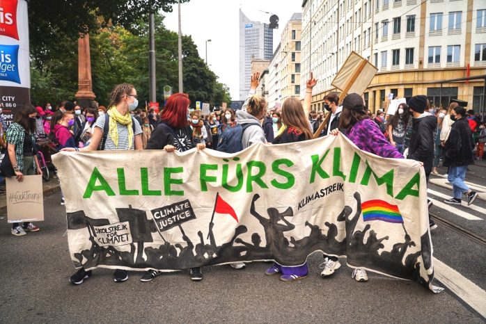 Fridays for Future Leipzig prägte auch 2021 das Geschehen: Die Demo Richtung Clarapark nimmt Aufstellung in der Goethestraße zum Klimastreik am 24. September 2021. Foto: LZ
