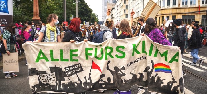 Fridays for Future Leipzig prägte auch 2021 das Geschehen: Die Demo Richtung Clarapark nimmt Aufstellung in der Goethestraße zum Klimastreik am 24. September 2021. Foto: LZ