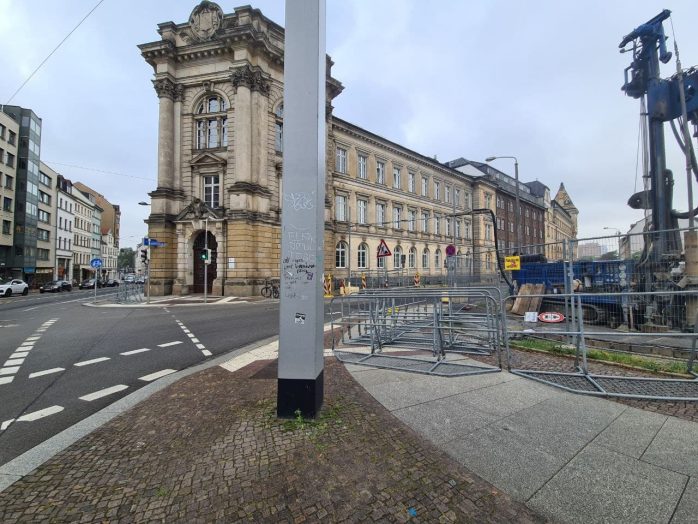 Gitter an der Dimitroffstraße - dem Polizeipräsidium Leipzigs. Foto: LZ