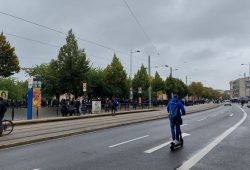 Am Johannisplatz sammeln sich immer mehr Menschen (gegen 14 Uhr). Foto: LZ