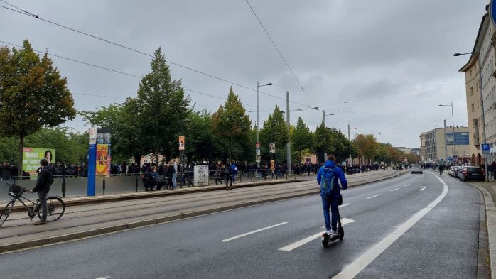 Am Johannisplatz sammeln sich immer mehr Menschen (gegen 14 Uhr). Foto: LZ