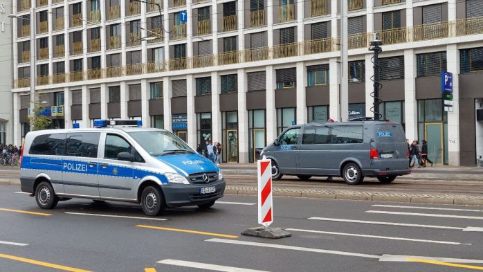 Kamerawagen der Polizei werden wohl die gesamte Demo abfilmen. Foto: LZ