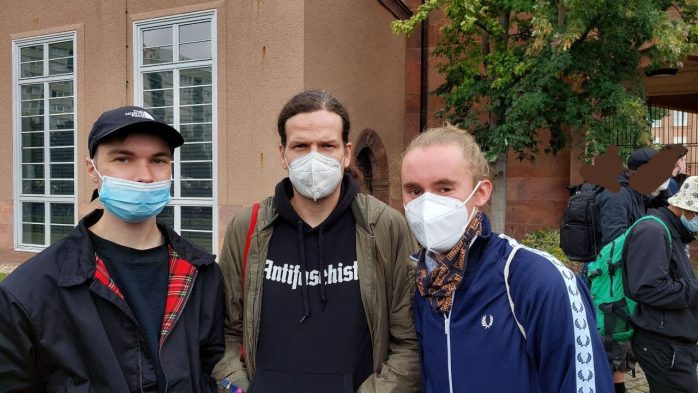 Stadtrat und Anwalt Jürgen Kasek (Mitte) und Marco Rietzschel (SPD Leipzig) sind ebenfalls vor Ort. Foto: LZ