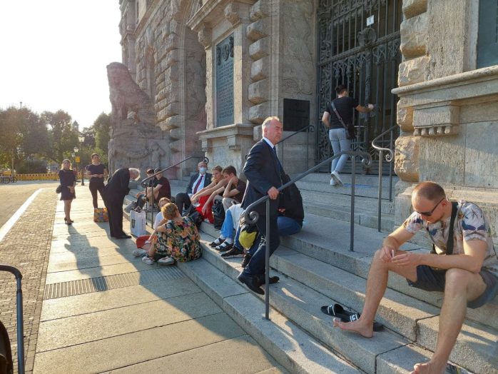 L-IZ - ne lieber nicht. Christoph Neumann (AfD) versucht ins Rathaus zu kommen. Einlass ist aber erst 17:30 Uhr. Foto: LZ
