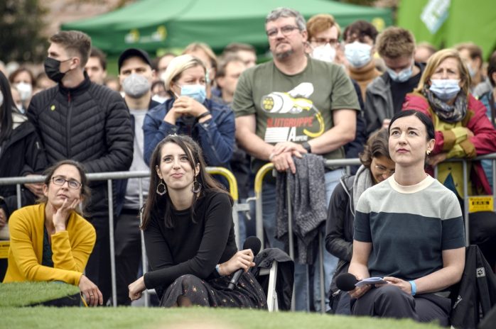 Die beiden Leipziger Grünen-Bundestagskandidatinnen Marie Müser (Mitte) und Paula Piechotta (rechts). Foto: Tim Wagner