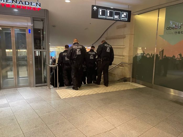 Einsatzpolizei bereits am Bahnhof. Foto: LZ